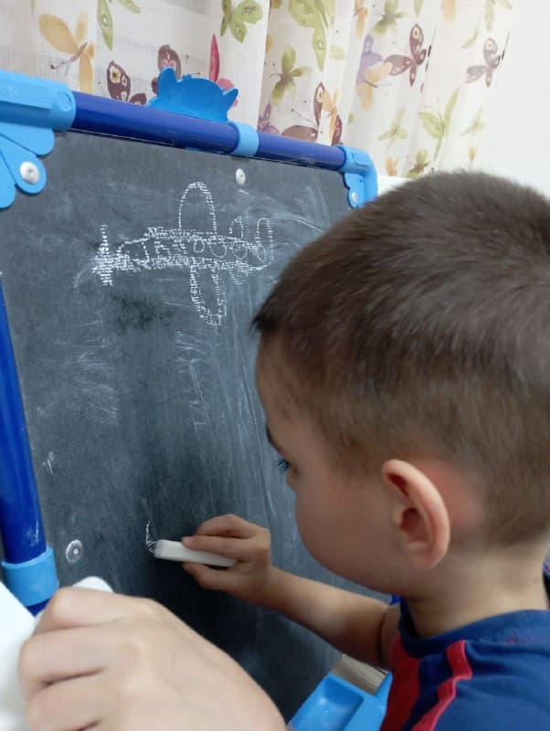 Хаким нарисовал самолет